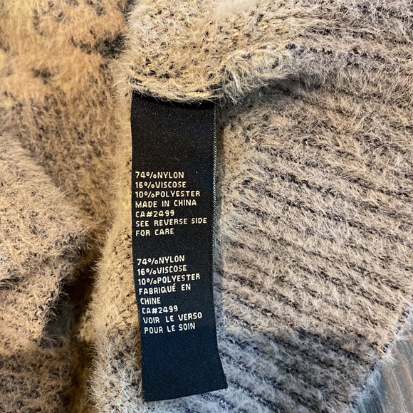 DG2 ladies fuzzy warm sweater in size large. V-neck in grey, pink and beige. - Picture 4 of 9